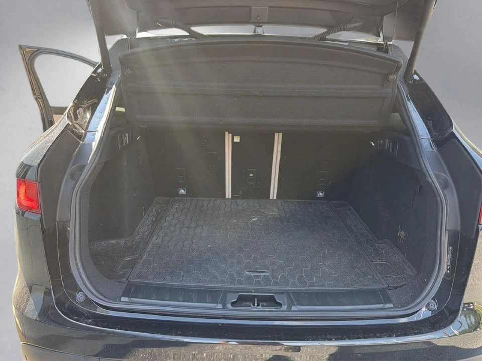 2017 Jaguar F-Pace - Image 4 of 17