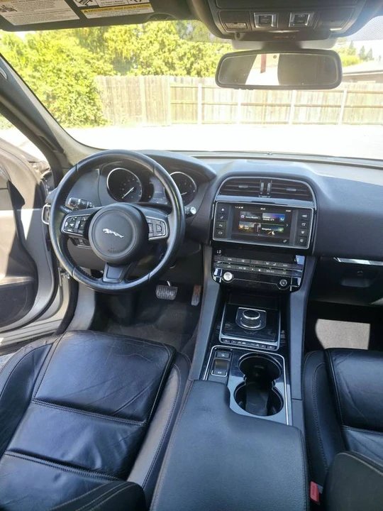 2017 Jaguar F-Pace - Image 9 of 13