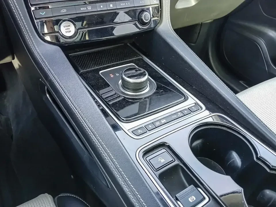 2017 Jaguar F-Pace - Image 10 of 14