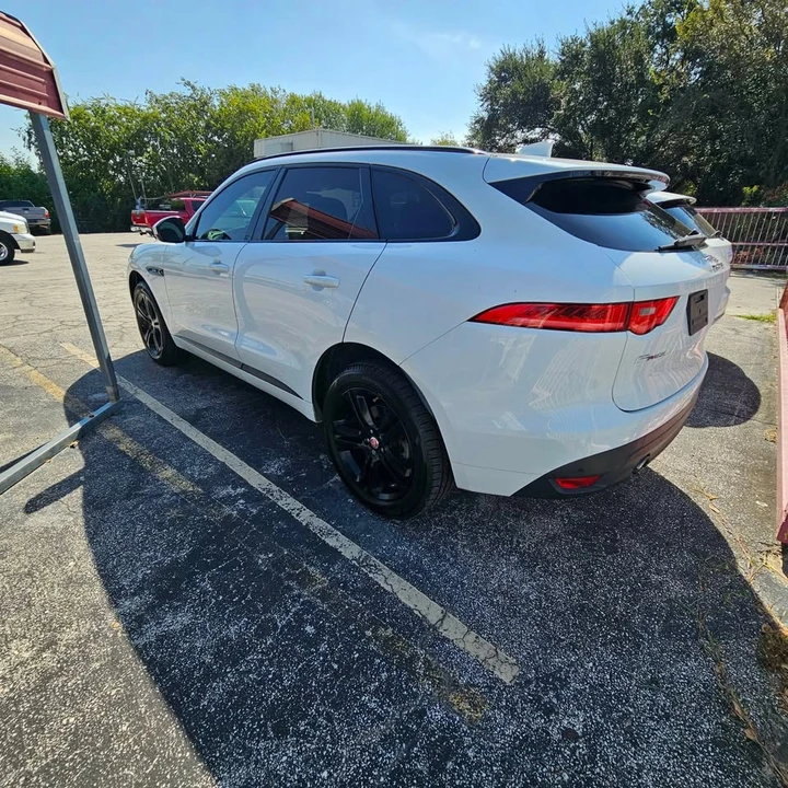 2017 Jaguar F-Pace - Image 7 of 10
