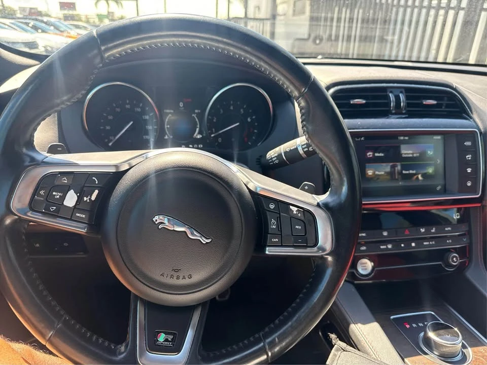 2017 Jaguar F-Pace - Image 9 of 15