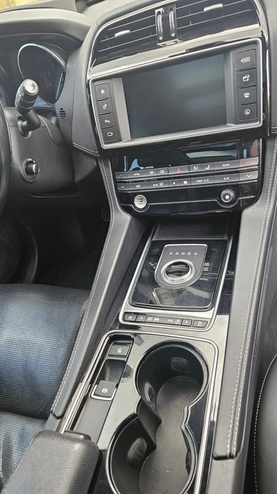 2017 Jaguar F-Pace - Image 10 of 15