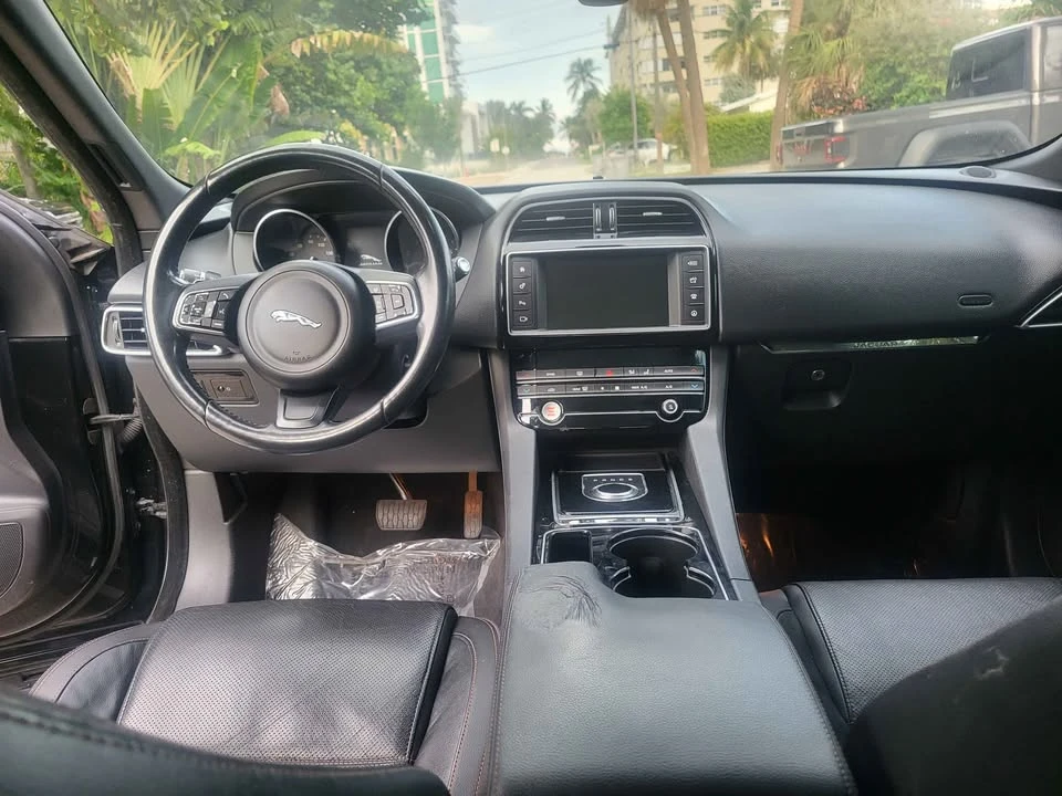 2017 Jaguar F-Pace - Image 13 of 14