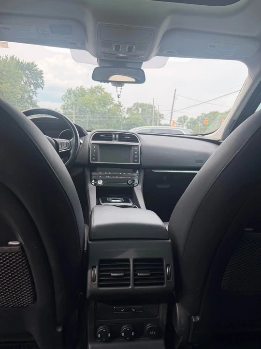 2017 Jaguar F-Pace - Image 7 of 12