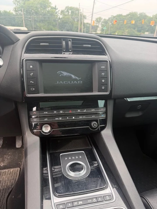 2017 Jaguar F-Pace - Image 9 of 12