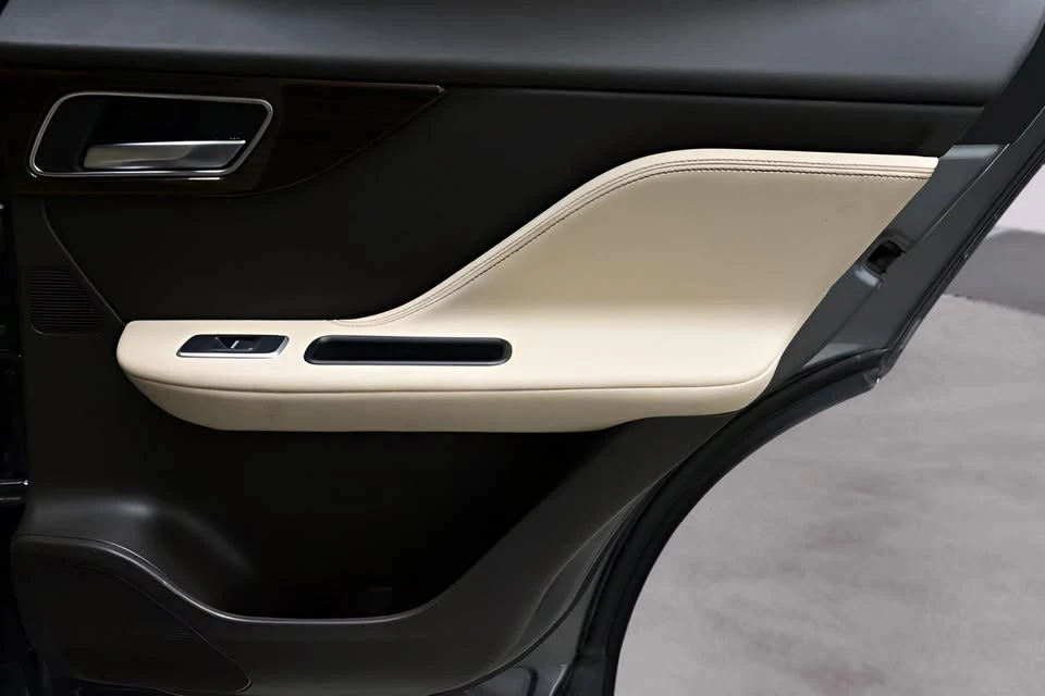 2017 Jaguar F-Pace - Image 18 of 20