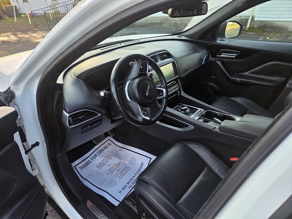 2017 Jaguar F-Pace - Image 8 of 10