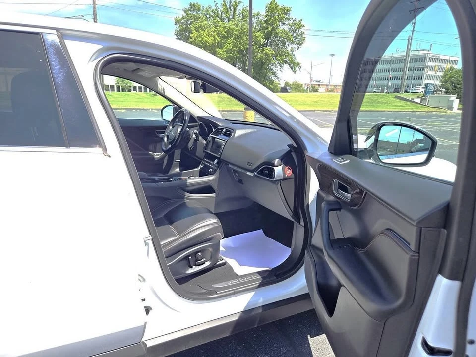 2017 Jaguar F-Pace - Image 10 of 19
