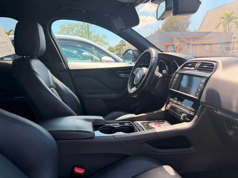 2017 Jaguar F-Pace - Image 8 of 10