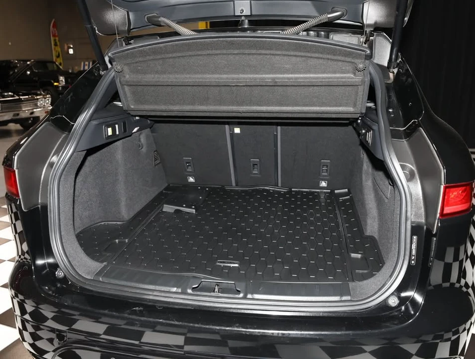 2017 Jaguar F-Pace - Image 6 of 6