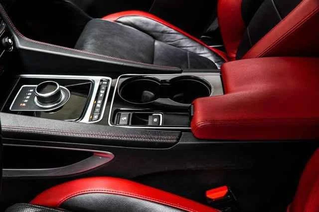 2017 Jaguar F-Pace - Image 10 of 17