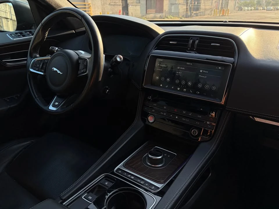 2017 Jaguar F-Pace - Image 10 of 11