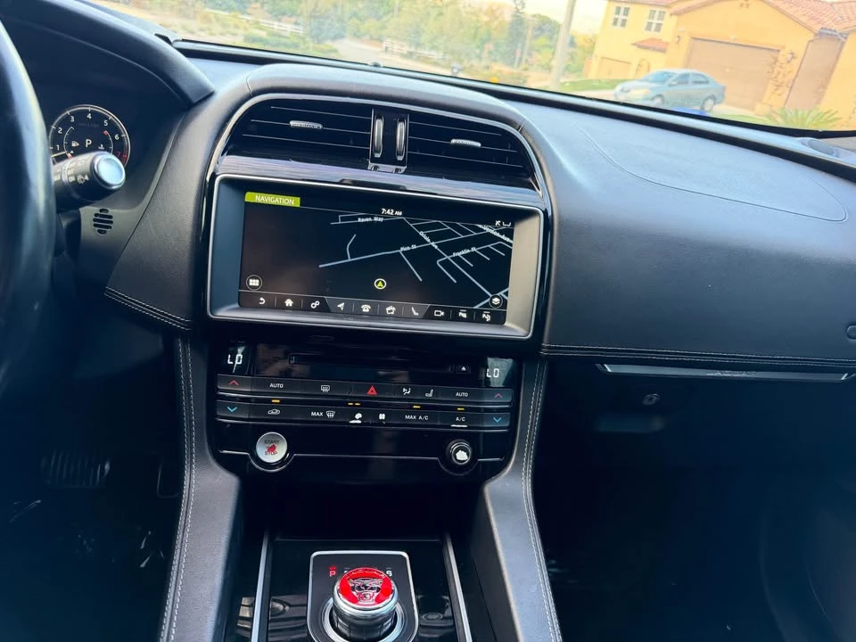 2017 Jaguar F-Pace - Image 11 of 20