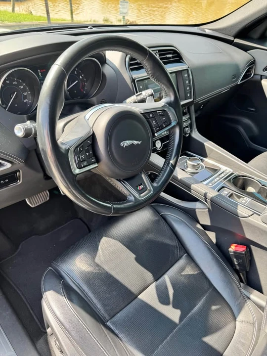 2017 Jaguar F-Pace - Image 5 of 10