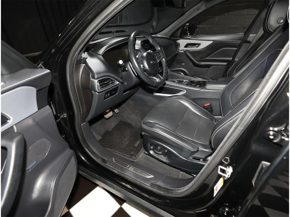 2017 Jaguar F-Pace - Image 3 of 31