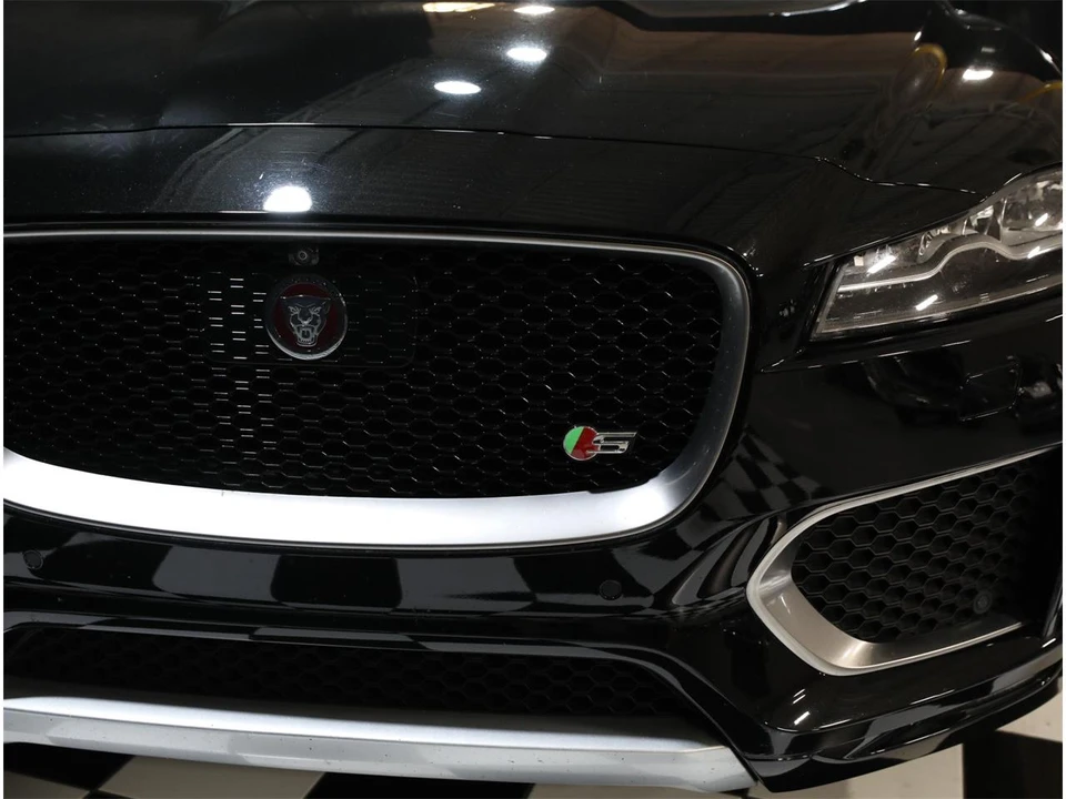 2017 Jaguar F-Pace - Image 11 of 31