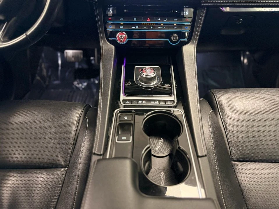 2017 Jaguar F-Pace - Image 16 of 20