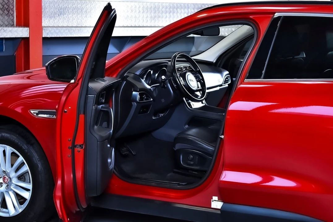 2017 Jaguar F-Pace - Image 28 of 31