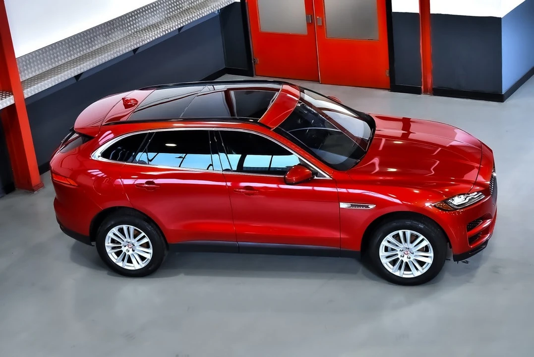 2017 Jaguar F-Pace - Image 14 of 31