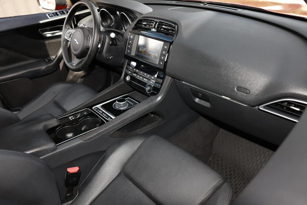 2017 Jaguar F-Pace - Image 17 of 21