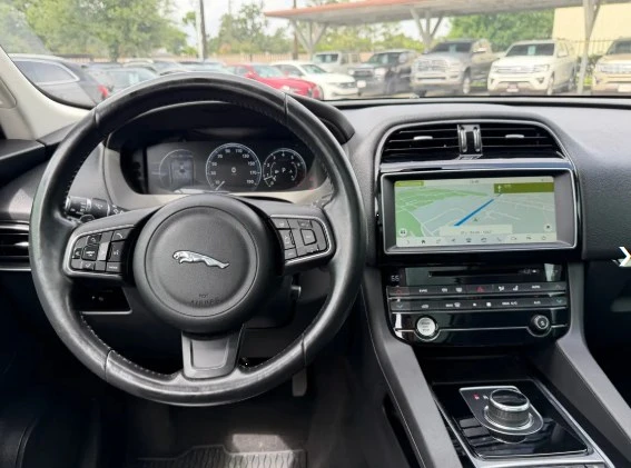 2017 Jaguar F-Pace - Image 7 of 12