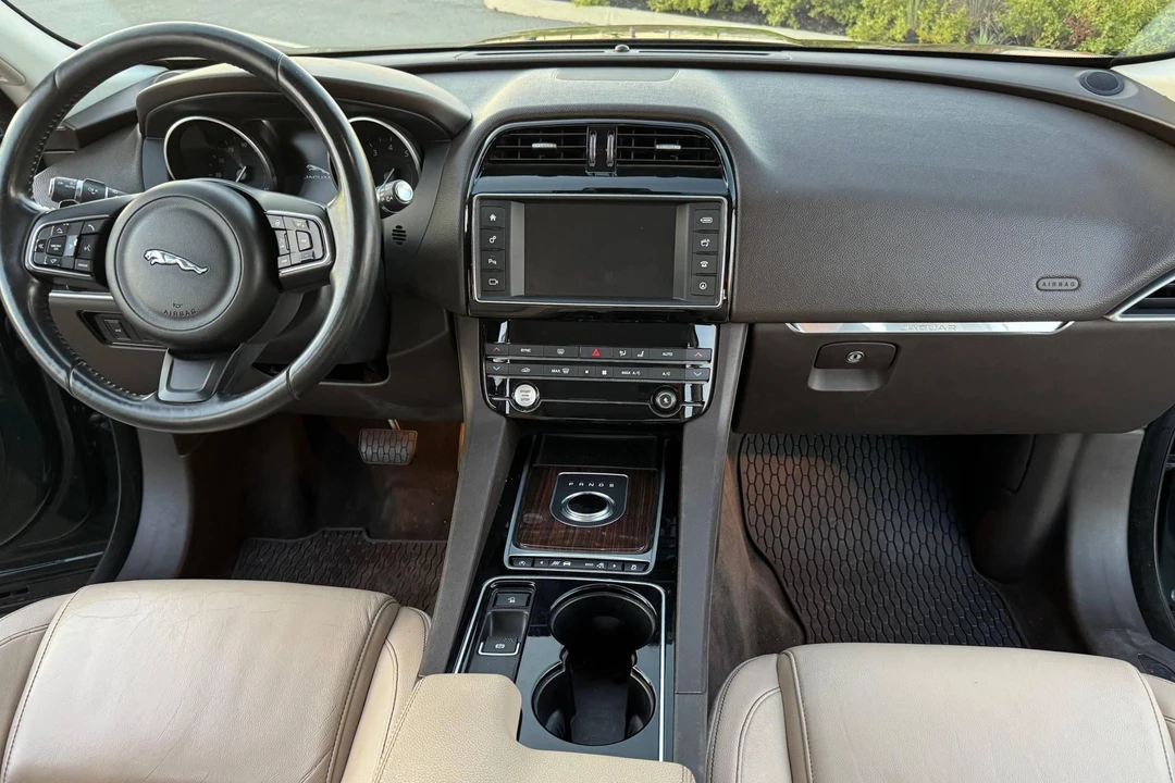 2017 Jaguar F-Pace - Image 24 of 31