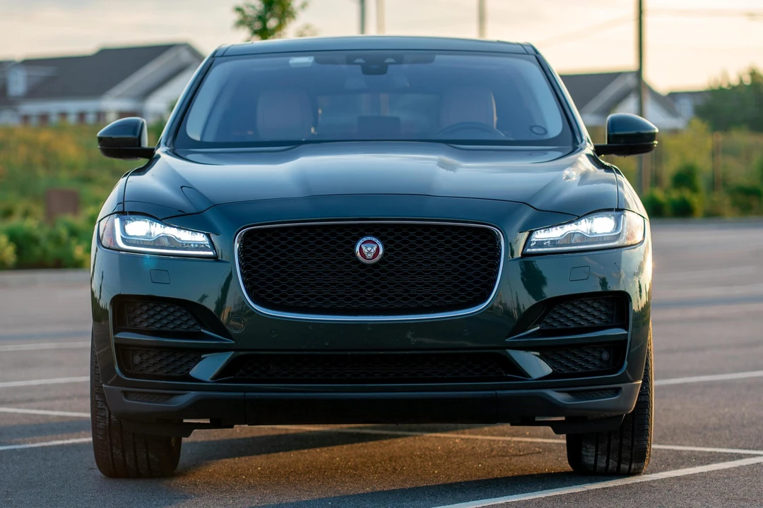 2017 Jaguar F-Pace - Image 2 of 31