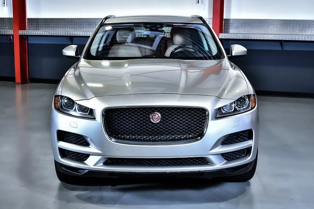 2017 Jaguar F-Pace - Image 2 of 31