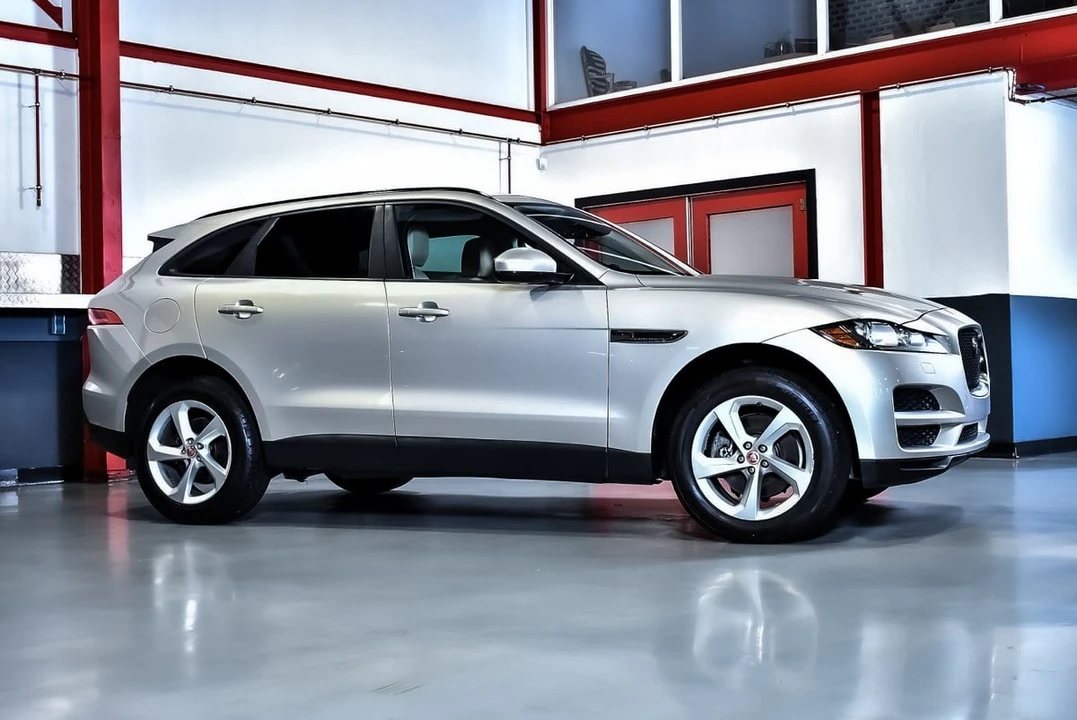 2017 Jaguar F-Pace - Image 7 of 31