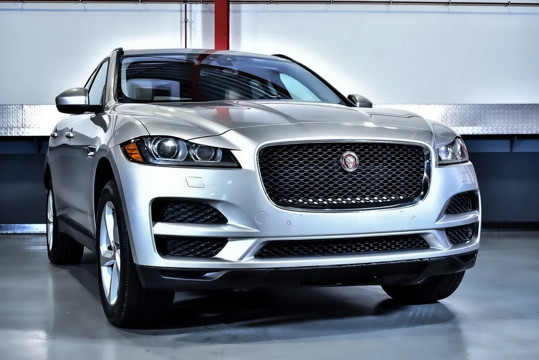 2017 Jaguar F-Pace - Image 4 of 31