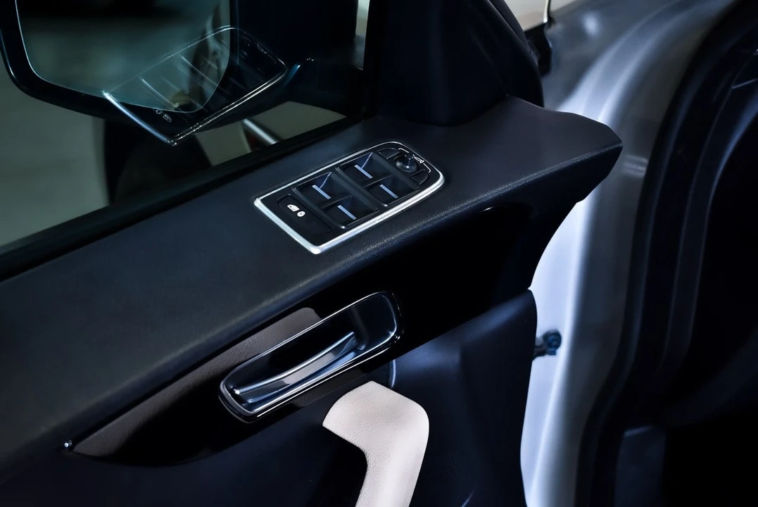 2017 Jaguar F-Pace - Image 24 of 31