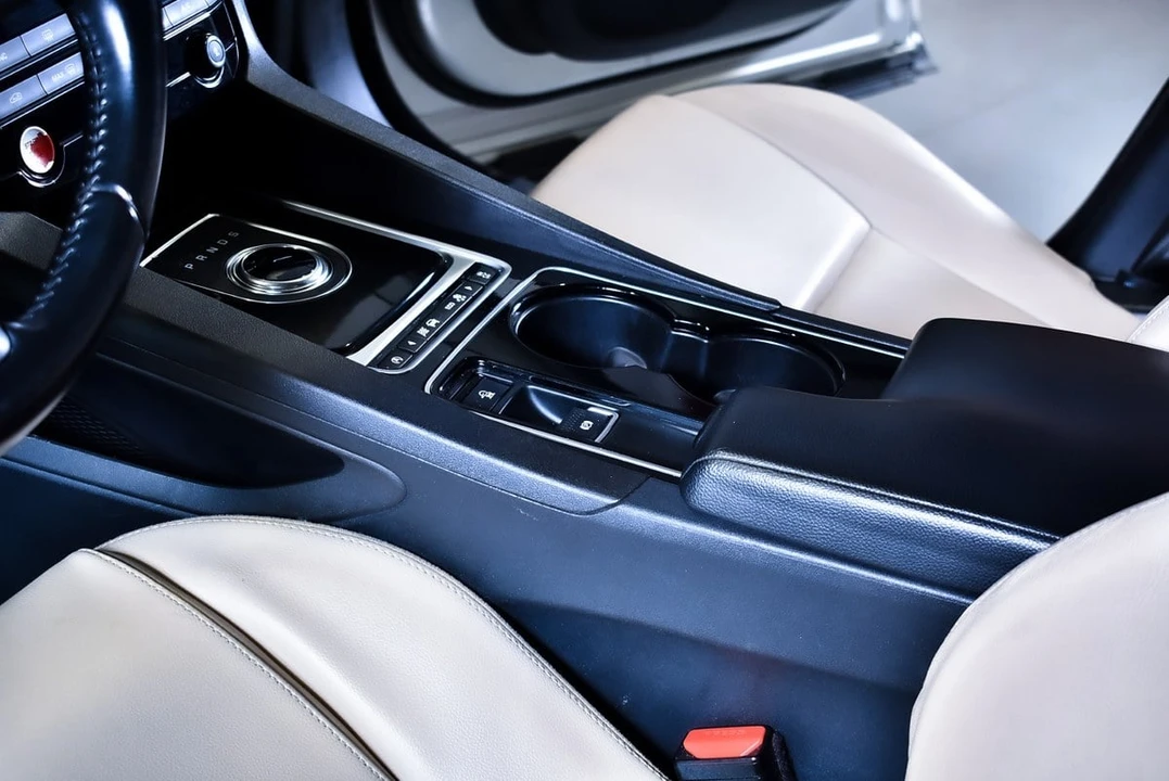 2017 Jaguar F-Pace - Image 28 of 31