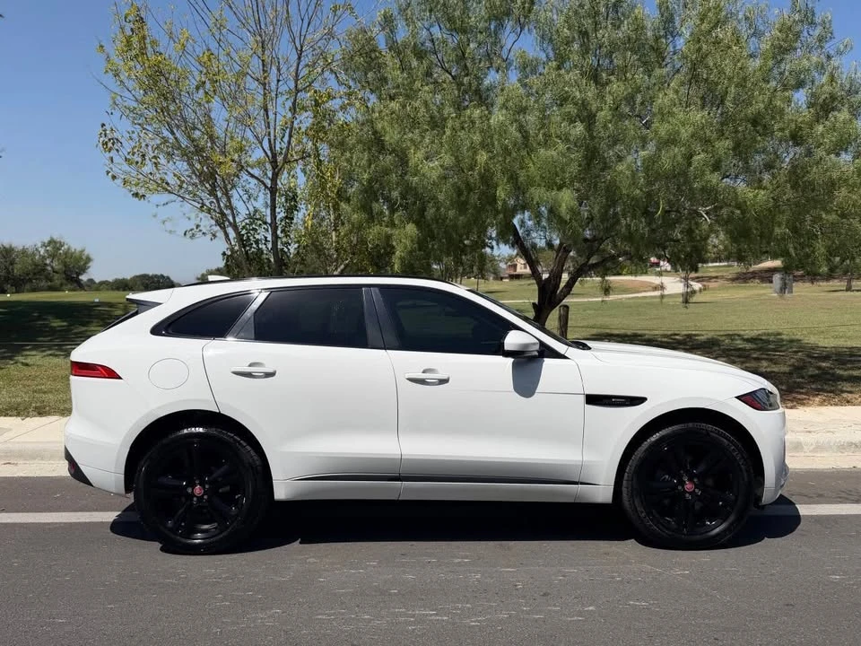 2017 Jaguar F-Pace - Image 4 of 17