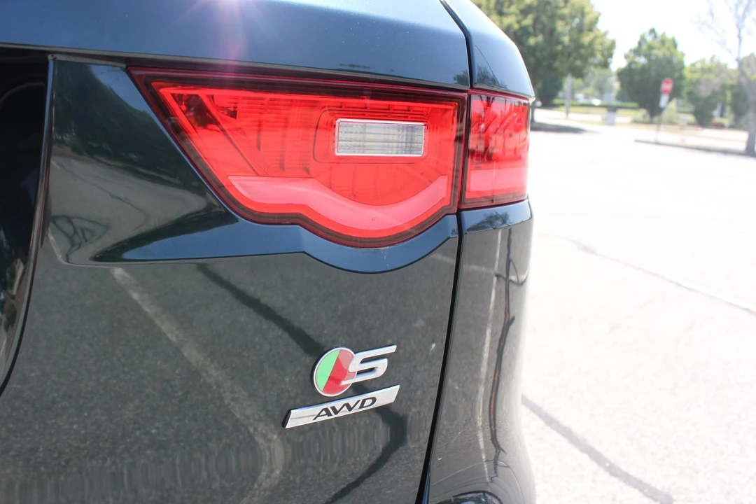 2017 Jaguar F-Pace - Image 26 of 31