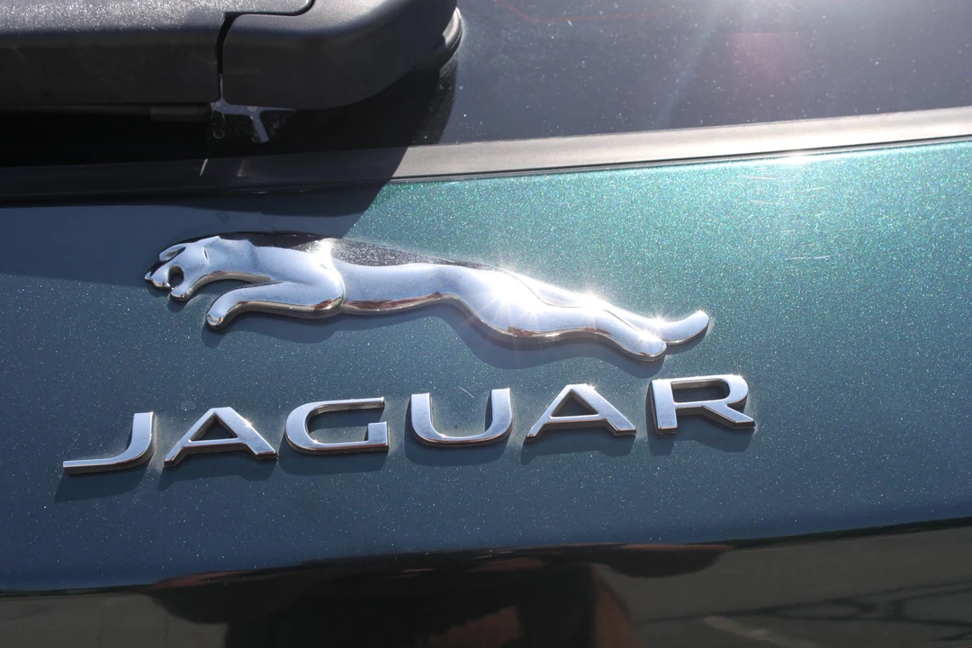 2017 Jaguar F-Pace - Image 27 of 31