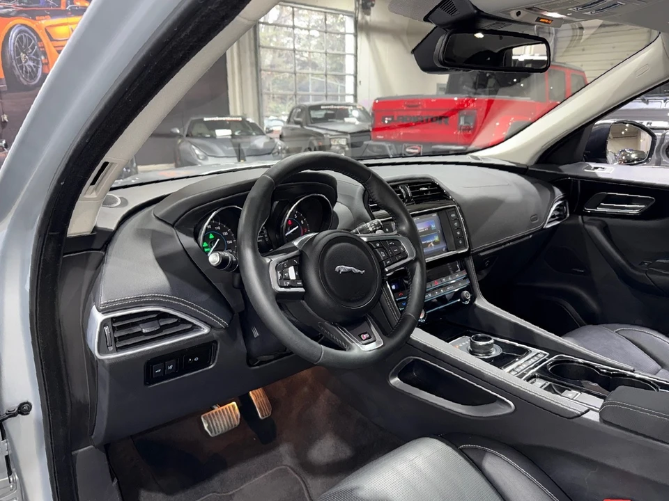 2017 Jaguar F-Pace - Image 9 of 12
