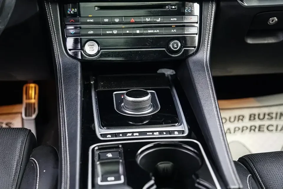 2017 Jaguar F-Pace - Image 18 of 20