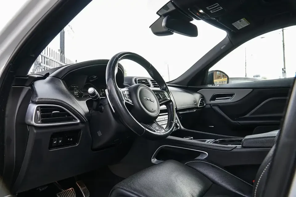 2017 Jaguar F-Pace - Image 11 of 20
