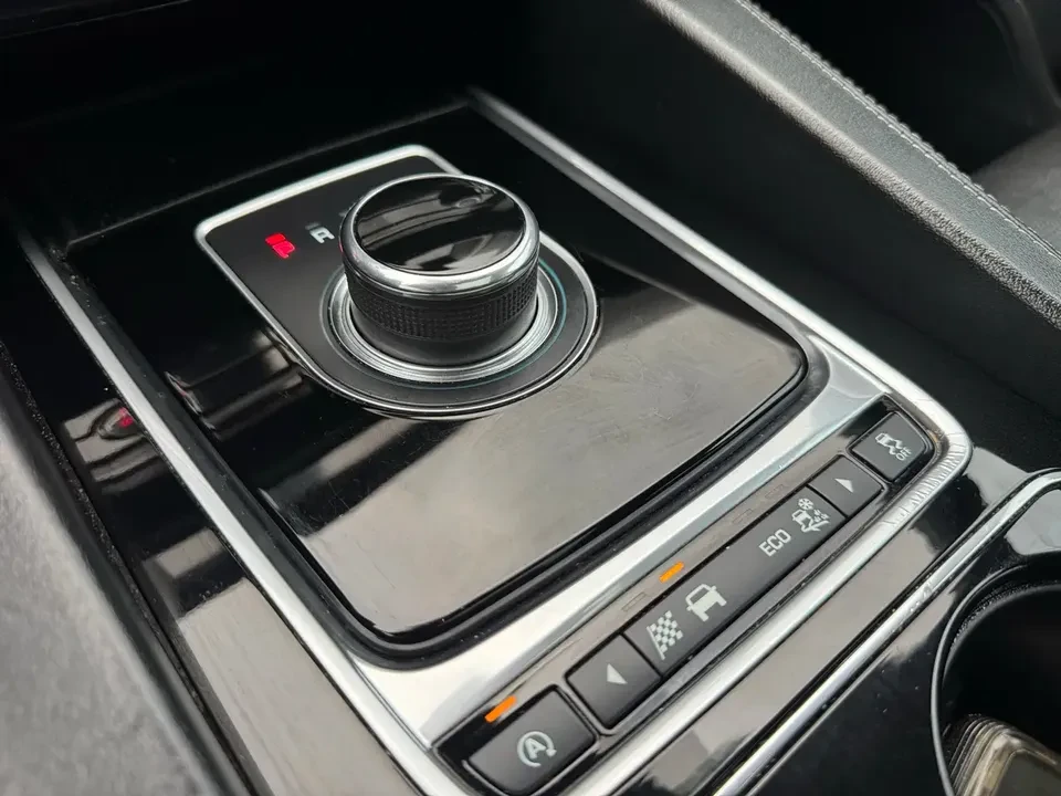 2017 Jaguar F-Pace - Image 15 of 18