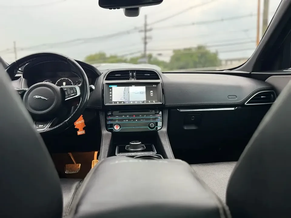 2017 Jaguar F-Pace - Image 19 of 20