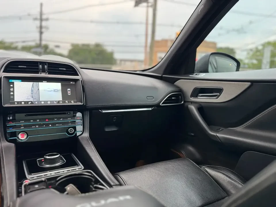2017 Jaguar F-Pace - Image 18 of 20