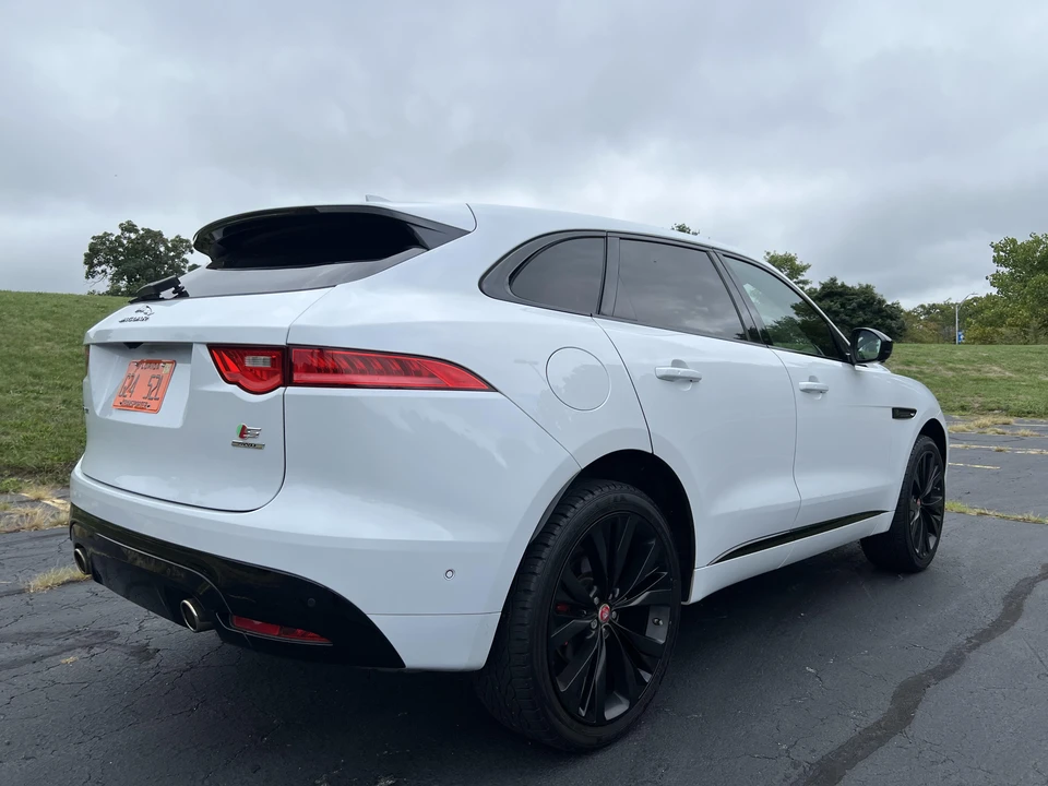 2017 Jaguar F-Pace - Image 10 of 31