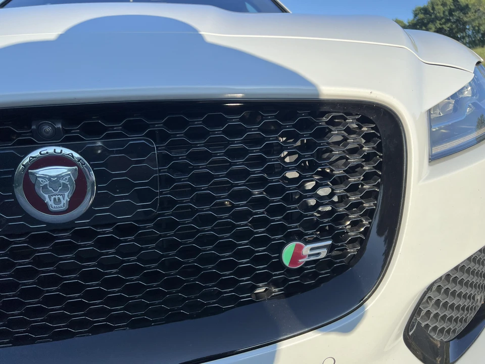 2017 Jaguar F-Pace - Image 23 of 31