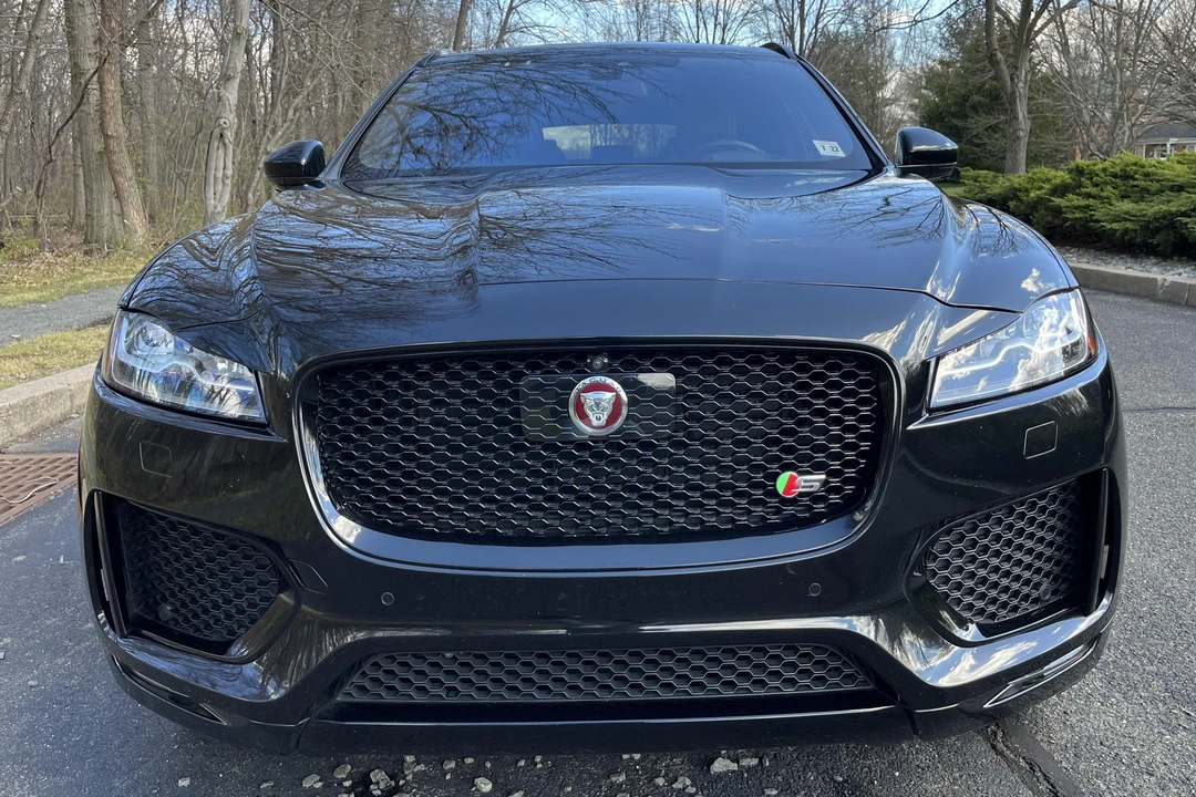 2017 Jaguar F-Pace - Image 2 of 31