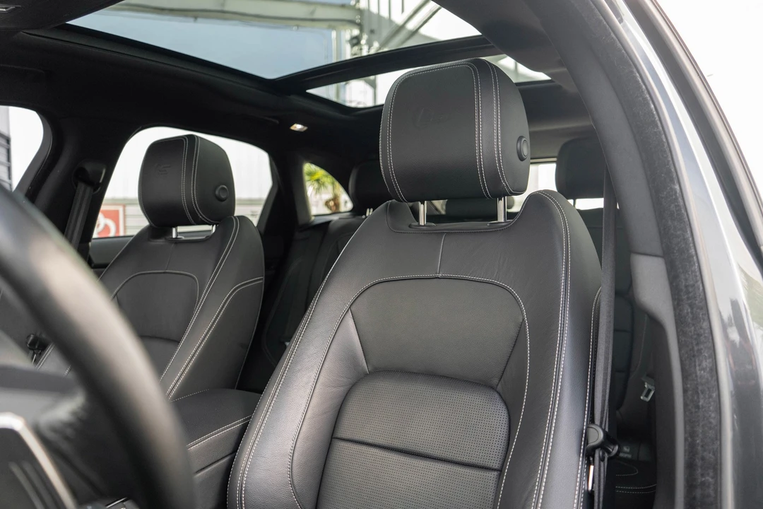 2017 Jaguar F-Pace - Image 8 of 21