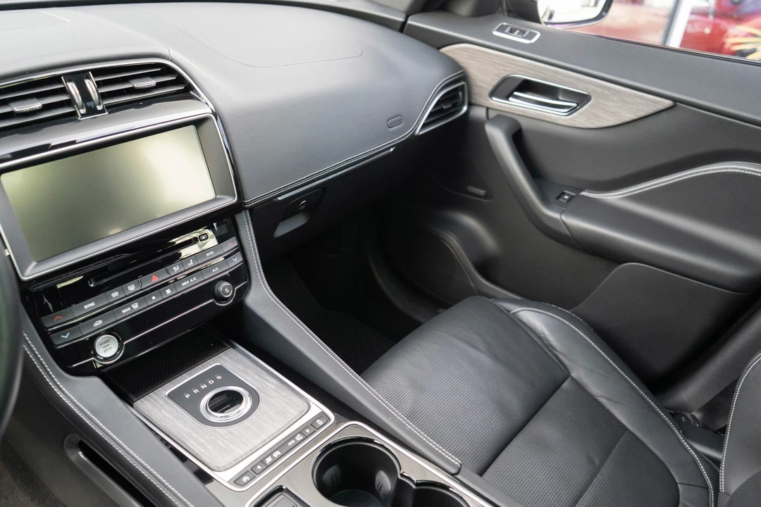2017 Jaguar F-Pace - Image 16 of 21
