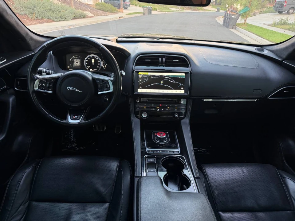 2017 Jaguar F-Pace - Image 11 of 17