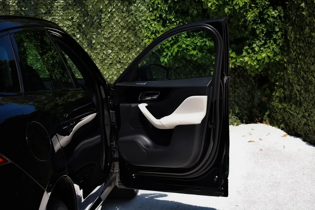 2017 Jaguar F-Pace - Image 28 of 30