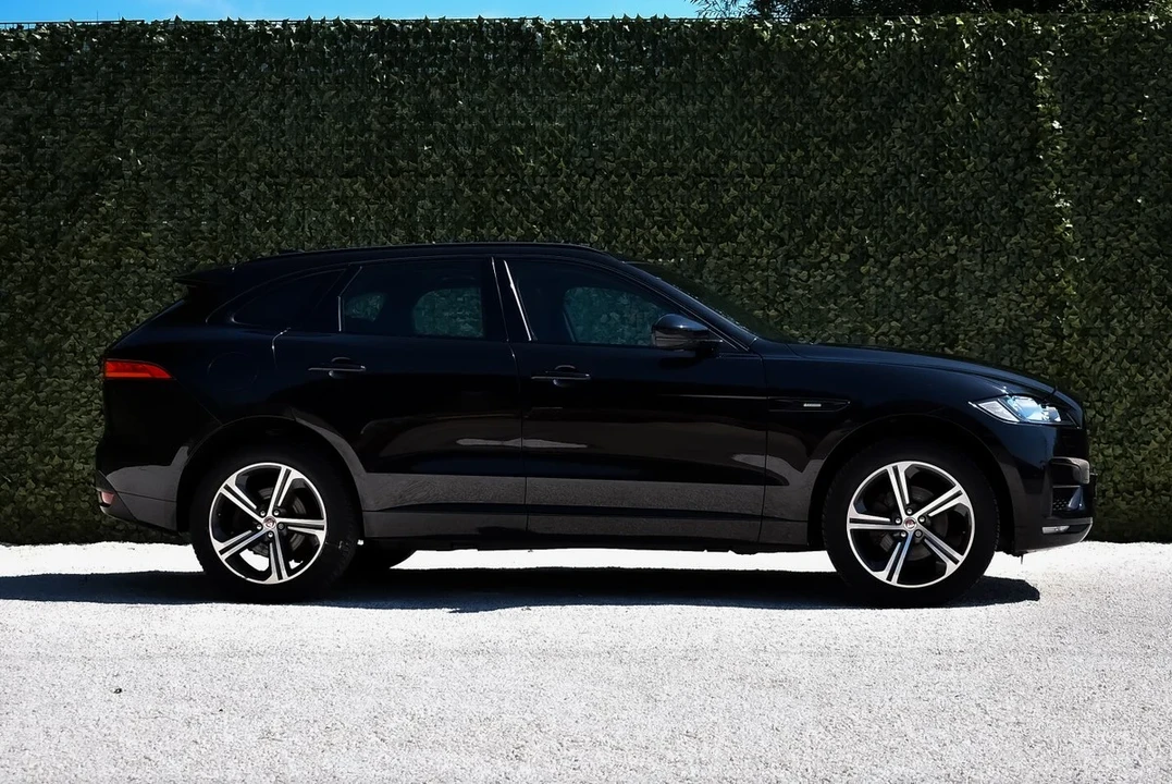 2017 Jaguar F-Pace - Image 9 of 30