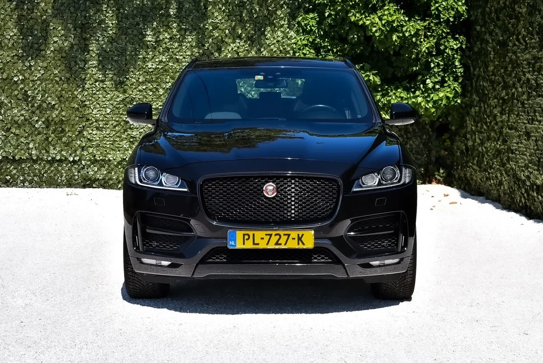 2017 Jaguar F-Pace - Image 2 of 30